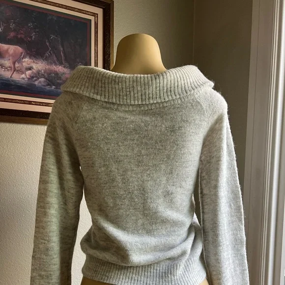 H&M sweater top - Picture 2 of 3